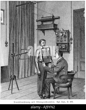 Prüfung der Brustkorb eines Patienten mit Hilfe einer Röntgenröhre und Leuchtschirm, 1903. Artist: Unbekannt Stockfoto