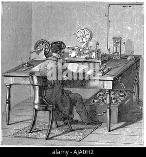 Betreiber senden eine Nachricht auf einem Morse elektrische printing Telegraph, 1887. Artist: Unbekannt Stockfoto