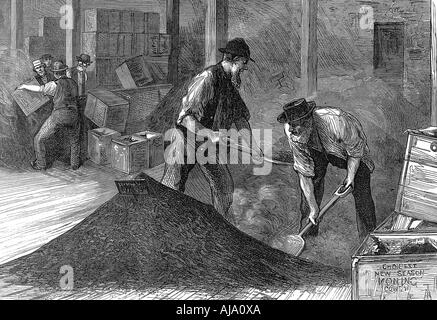 Bulking Tee in den Lagerhäusern der East & West India Dock Company, London, 1874. Artist: Unbekannt Stockfoto