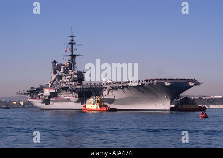 USS Midway CV41 fährt in Position an San Diego Aircraft Carrier Museum San Diego California Stockfoto