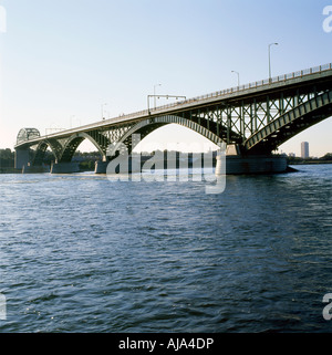 Eine Ansicht der Peace Bridge aus dem Niagara River von Fort Erie, Ontario Kanada bei Buffalo NY New York amerikanische Kanadische Grenze KATHY DEWITT Stockfoto