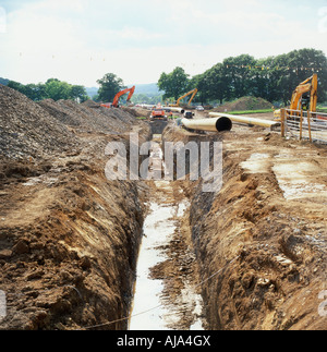 Schlammigen Graben gegraben in der Vorbereitung für die neue Gaspipeline auf dem Land Land in Carmathenshire Myddfai, Wales, UK 2007 KATHY DEWITT festgelegt wird Stockfoto