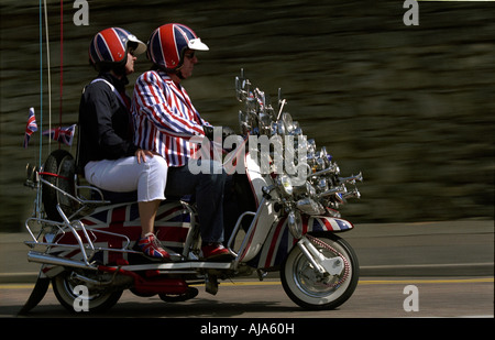 Scooter in Ryde Isle Of Wight, Scooter Rally. Zwei Personen auf Roller, die Teilnahme an einer Fahrt rund um die Isle Of Wight Stockfoto