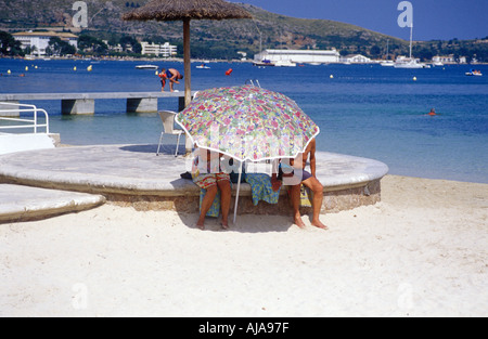 Menschen am Strand unter Dach, die sich vor der Sonne zu schützen Stockfoto