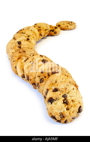 Chocolate Chip Cookies in einem gekrümmten Muster auf weißem Hintergrund Stockfoto