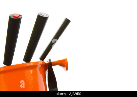 Orange fondue vor einem weißen Hintergrund mit Textfreiraum. Stockfoto