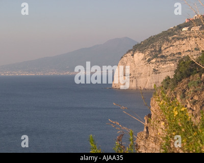 Sorrent in Richtung Vesuv in der Abendsonne, Sorrent, Golf von Neapel, Amalfiküste, Italien Stockfoto