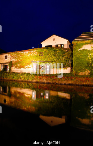 Altes Lagerhaus am Otaru Kanal in der Nacht. Stockfoto