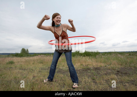 Frau spielt mit Hula-Hoop Stockfoto