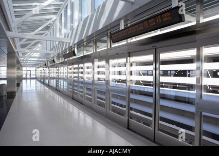 LINK-Interterminal Shuttle Boarding Area, Toronto Pearson internationaler Flughafen, Toronto, Ontario, Kanada Stockfoto