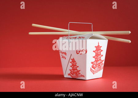 Karton von chinesischem Essen mit Stäbchen Stockfoto