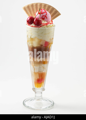 Ein Glas Knickerbocker Glory auf weißem Hintergrund Stockfoto