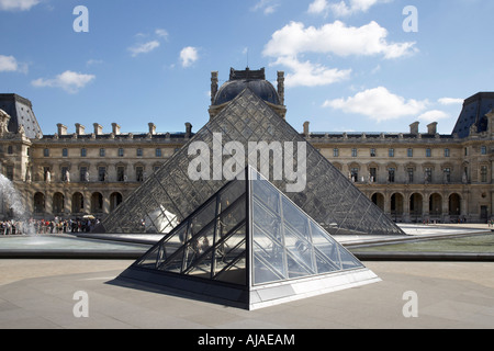 Pyramide im Louvre, Paris, Frankreich Stockfoto