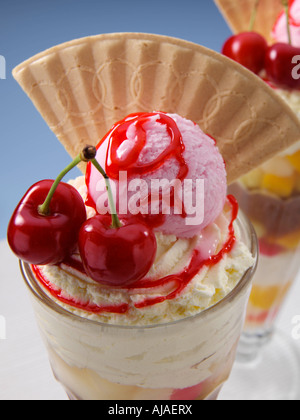 Zwei Gläser Knickerbocker Glory icecream Stockfoto
