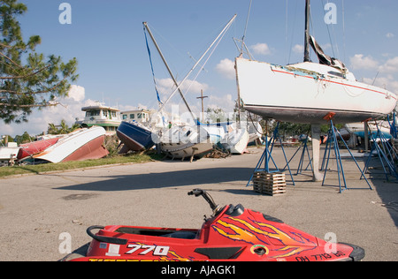 Sortierte Boot Wrack gedumpten aus Lake Pontchartrain nach Hurrikan "Katrina". Southern Yacht Club, New Orleans. Stockfoto