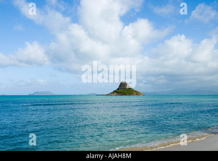Blick auf die Insel Mokoli'i (früher bekannt als der veraltete Begriff „Chinaman's hat“) vom Kualoa Beach Park in der Nähe von Honolulu, Oahu, Hawaii Stockfoto