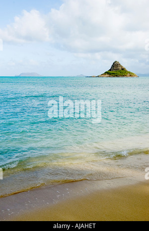 Blick auf die Insel Mokoli'i (früher bekannt als der veraltete Begriff „Chinaman's hat“) vom Kualoa Beach Park in der Nähe von Honolulu, Oahu, Hawaii Stockfoto