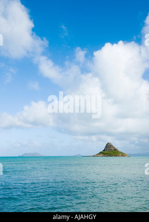 Blick auf die Insel Mokoli'i (Mokoli'i) (früher bekannt als der veraltete Begriff „Chinaman's hat“) vom Kualoa Beach Park, in der Nähe von Honolulu, Oahu, Hawaii Stockfoto