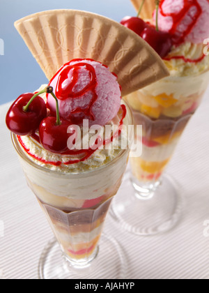 Zwei Gläser Knickerbocker glory Stockfoto