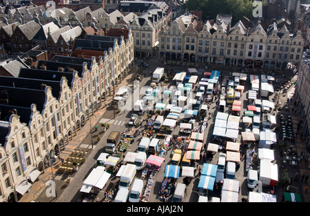 Der Markt im Zentrum von Arras statt in die Stelle des Helden jeden Mittwoch und Samstag ist eines der größten in der Region Stockfoto