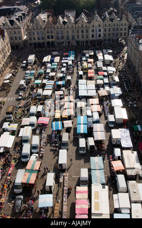 Der Markt im Zentrum von Arras statt in die Stelle des Helden jeden Mittwoch und Samstag ist eines der größten in der Region Stockfoto