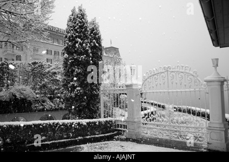 Schneereiche Winter-Szene mit Wroght Eisentore in Bildern, Skigebiet Zell Am See, Österreich. Stockfoto