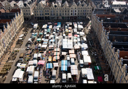 Der Markt im Zentrum von Arras statt in die Stelle des Helden jeden Mittwoch und Samstag ist eines der größten in der Region Stockfoto