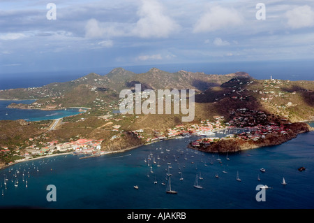 Annäherung an die Insel St. Barths und der sehr kleine Gustavia Flughafen mit seiner sehr kurzen Start-und Landebahn Stockfoto
