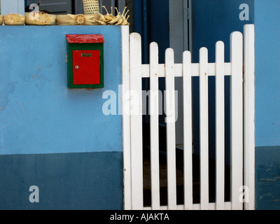 Saint Barthélemy French West Indies kleines Haus mit einem Tor und ein Briefkasten im Dorf Corossol Stockfoto