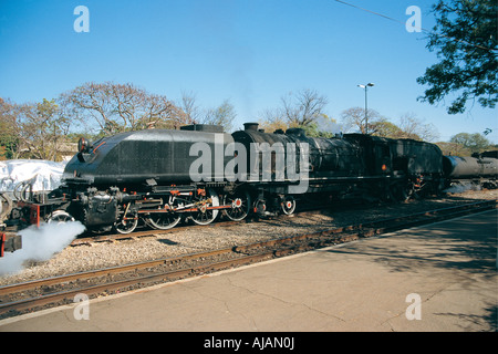 4 6 4 4 sechs vier dampfgetriebenen Bahn Motor Beyer Garratt und zart am Bahnhof Victoria Falls, Simbabwe Stockfoto