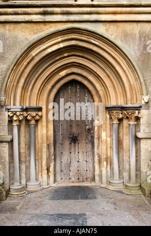 Tür-Detail an der West-Front von der Kathedrale von Wells in Somerset, England Stockfoto