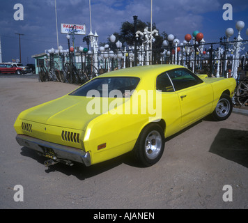 Altes gelbe Auto auf einem Schrottplatz-Secondhand-Shop im Hisperia Kalifornien USA Stockfoto