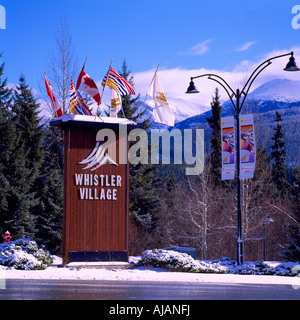 Willkommens-Schild zum Ganzjahres und Ski Resort Village von Whistler in British Columbia Kanada Stockfoto