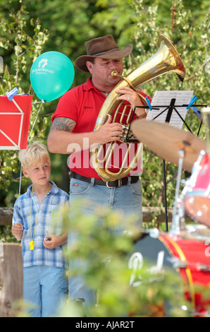 ein Vater, ein Horn mit seinem kleinen Sohn neben ihm stehenden klingen Stockfoto