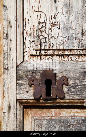 Rostige Schlüsselloch auf Holztür Stockfoto