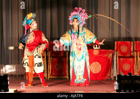 Zwei junge und talentierte Schauspielerinnen der Chengdu Oper gekleidet in traditioneller Kleidung durchführen auf der Bühne. Stockfoto