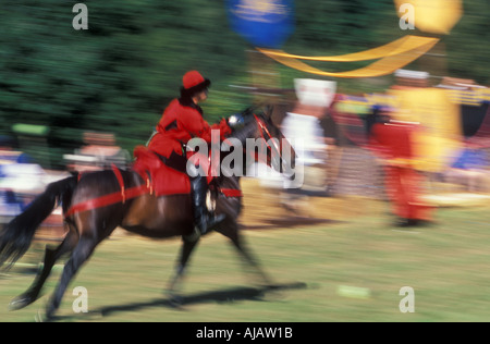 Reiten bei den Übungen am Arme Veranstaltung einschließlich Lanzen-Ringe mit einem Schwert und Lanzen-Orangen Stockfoto