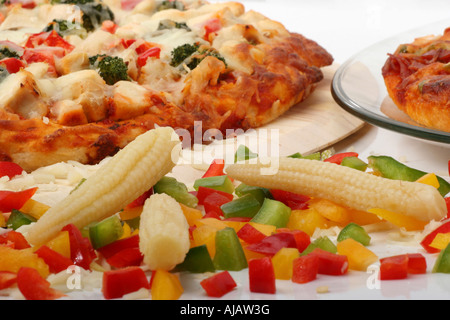 Vegetarische Pizza auf einem Teller mit vegetarischem Fast Food niemand von oben betrachtet niemand Foto typisch horizontal in den USA Hi-res Stockfoto