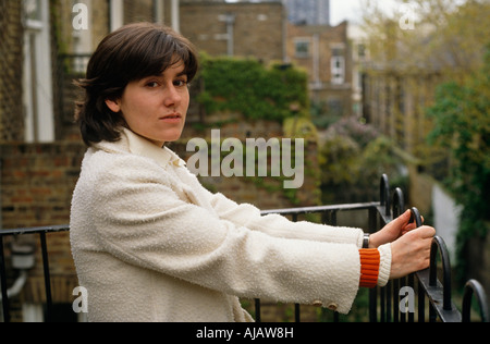 Modedesignerin Bella Freud mit Blick auf ihre Schriftsteller Schwester Esther Garten Balkon im Westen von London Notting Hill Stockfoto