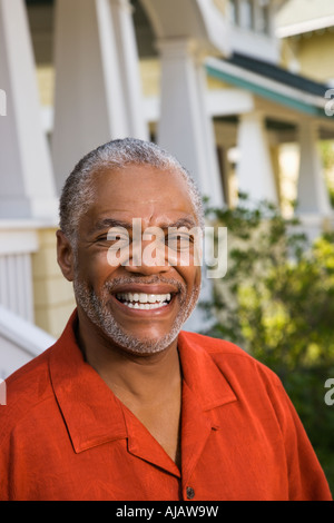 Afrikanische amerikanische Mann mittleren Alters auf Betrachter lächelnd Stockfoto