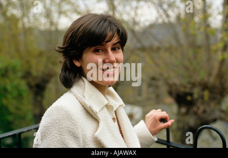 Modedesignerin Bella Freud mit Blick auf ihre Schriftsteller Schwester Esther Garten Balkon im Westen von London Notting Hill Stockfoto