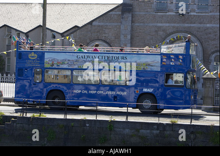 Open Doppel Decker Tourbus unterwegs von Galway Stadt County Galway Irland gekrönt Stockfoto