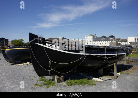 alte traditionelle Boote gefesselt am Ufer am Corrib River in der Nähe von Hafen Galway City County Galway Republik von Irland Stockfoto