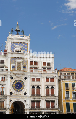 Fassade der Uhrturm mit Mauren Hämmern Glocke in St. Marks Platz Venedig Italien Stockfoto