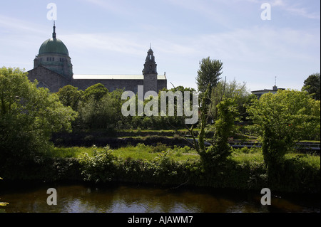 Kathedrale unserer lieben Frau in den Himmel und die römisch-katholische Kathedrale von St. Nicholas Galway und der Fluss corrib Stockfoto