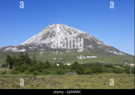 Errigal Donegals höchsten Berggipfel vor blauem Himmel zwischen Dunlewey und gweedore Stockfoto