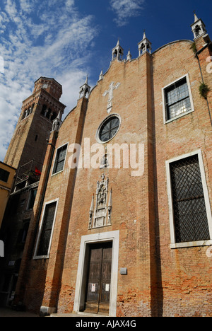 Fassade und Bell Turm des heiligen Apollinaris-Kirche Venedig Stockfoto