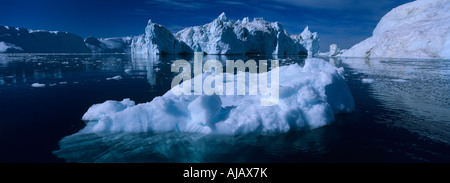 Disko Bay Eisberge in Grönland und frech Eis und blaue Eis Gesicht Kangilerngata Sermia Gletschers auf Sommermorgen Stockfoto