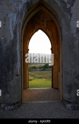 im Inneren Dunlewey Kirche von Irland evangelische Kirche Blick durch vorne gewölbte Tür auf Dunlewey glen Stockfoto