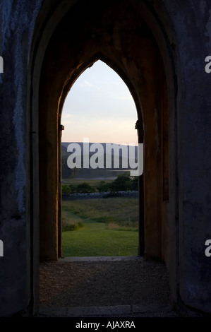 im Inneren Dunlewey Kirche von Irland evangelische Kirche Blick durch vorne gewölbte Tür auf Dunlewey glen Stockfoto